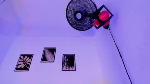 criss_zuri online show from April 2026 12:01:01 PM