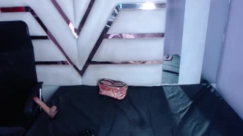 Snapshot of cristal_bobs chatting on September 2025 04:03:01 AM Cristal online show from September 2025 04:03:01 AM