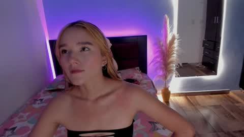 cristal_t2 online show from April 2026 06:44:02 PM