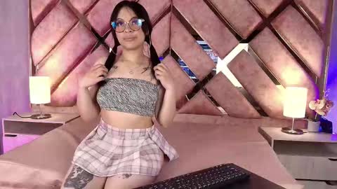 Snapshot of cristal_violeta chatting on December 2025 02:36:02 PM CRISTAL VIOLETA online show from December 2025 02:36:02 PM