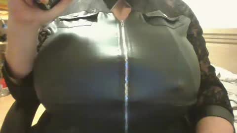 Snapshot of crossdresser240299 chatting on February 2026 01:35:02 AM crossdresser240299 online show from February 2026 01:35:02 AM