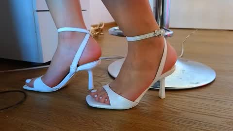 Crys online show from October 2025 07:52:02 AM