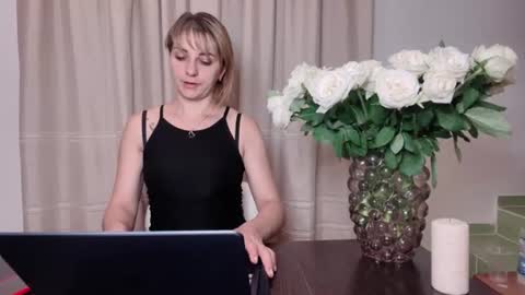 Snapshot of crystalfever_ chatting on August 2026 08:44:02 PM Mary online show from August 2026 08:44:02 PM