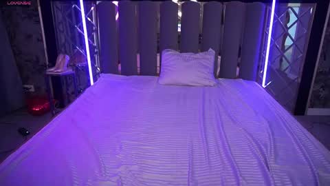 crystallpaws_ online show from April 2026 05:40:01 AM