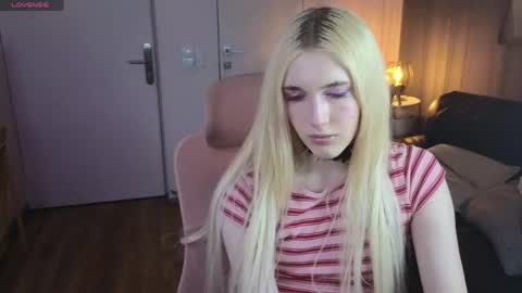 Snapshot of crystaltempt_ chatting on April 2026 03:29:01 PM crystaltempt_ online show from April 2026 03:29:01 PM
