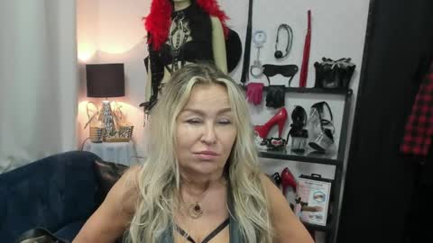 Snapshot of crystalxohotty chatting on May 2026 04:31:02 AM CrystalHotty online show from May 2026 04:31:02 AM