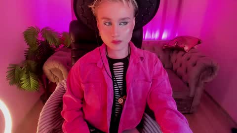 Snapshot of cumboydoll chatting on April 2026 02:32:01 PM Ellio online show from April 2026 02:32:01 PM