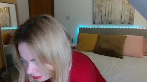 Snapshot of curiousneighbour chatting on February 2026 11:39:01 PM FREE Instagram dancingneighbour online show from February 2026 11:39:01 PM