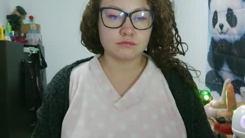 Snapshot of curly_greeneyed chatting on July 2026 05:02:02 AM Vannesa online show from July 2026 05:02:02 AM