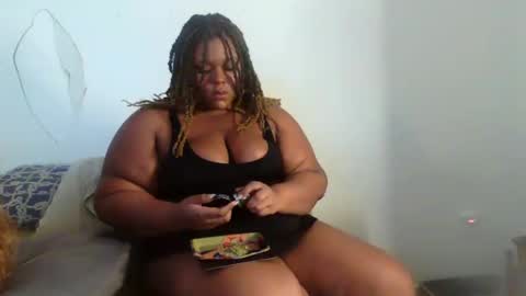 Snapshot of curvybcelinemixe chatting on December 2024 02:19:01 AM Cline  online show from December 2024 02:19:01 AM