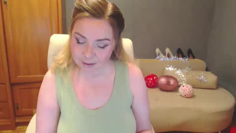 cute_phoenix online show from April 2026 06:53:02 PM