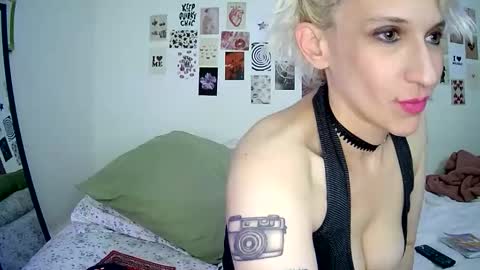 Snapshot of cutefemme chatting on November 2025 06:36:02 AM Bella online show from November 2025 06:36:02 AM