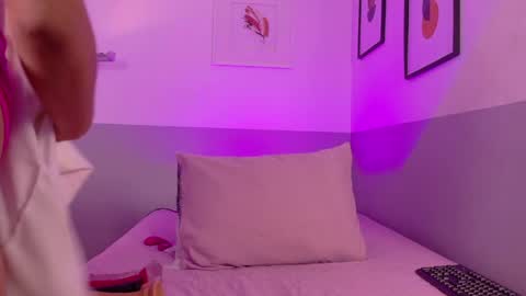 cutepetitee online show from April 2026 10:47:01 PM