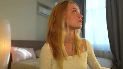 Snapshot of cyberheart_ chatting on October 2025 12:25:01 PM EMILY online show from October 2025 12:25:01 PM