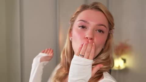 Snapshot of cyberheart_ chatting on November 2025 03:45:02 PM EMILY online show from November 2025 03:45:02 PM