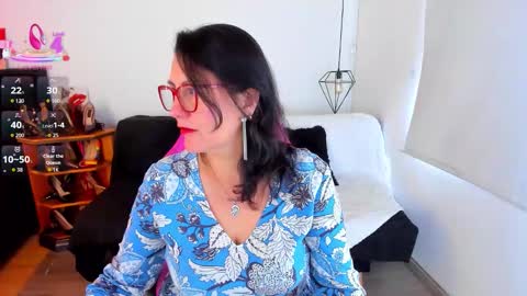 Mia  online show from November 2025 01:02:01 PM