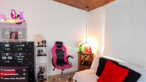 Mia  online show from December 2025 01:28:02 PM