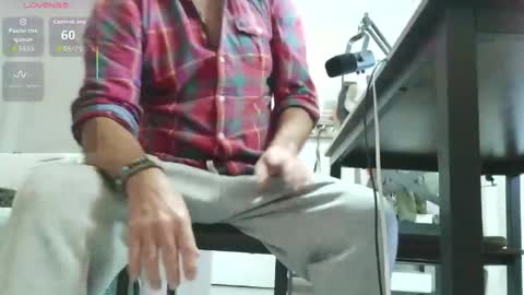 Snapshot of daddybearvlc chatting on April 2026 09:27:01 AM DaddyBear online show from April 2026 09:27:01 AM