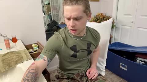 Snapshot of daddydaydrinkz chatting on February 2025 05:37:02 AM DaddydayDrinkz online show from February 2025 05:37:02 AM