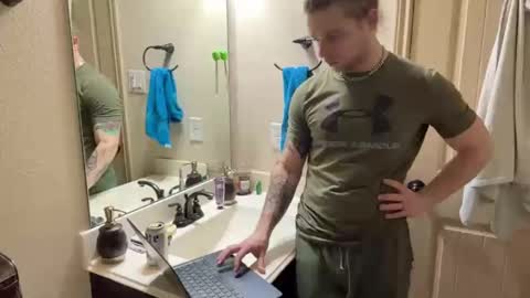 Snapshot of daddydaydrinkz chatting on February 2025 07:01:02 AM DaddydayDrinkz online show from February 2025 07:01:02 AM