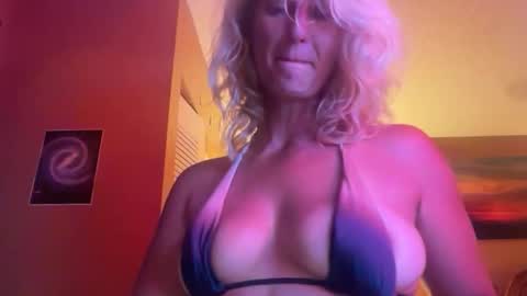 Daisy137 online show from May 2026 12:04:01 AM