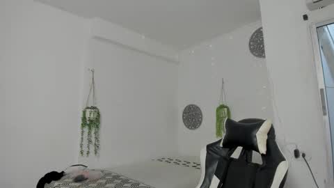 dakota_x18 online show from November 2025 07:58:01 PM