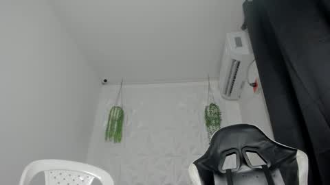 dakota_x18 online show from March 2026 08:15:01 PM