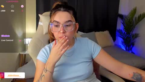 dakottaa__ online show from October 2025 11:49:01 PM