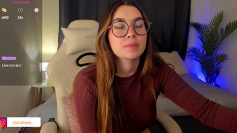 dakottaa__ online show from November 2025 11:49:02 PM