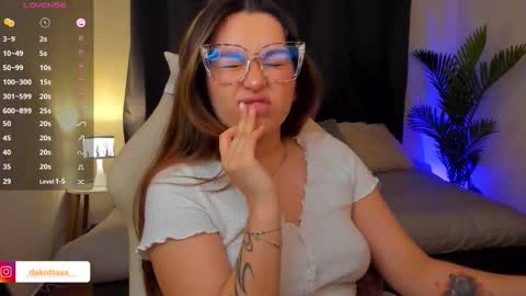 dakottaa__ online show from December 2025 11:44:01 PM