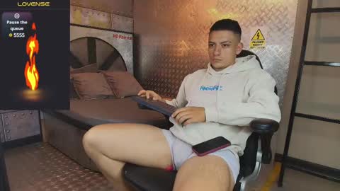 Snapshot of damianphill chatting on December 2024 10:30:01 PM Damian Phill online show from December 2024 10:30:01 PM