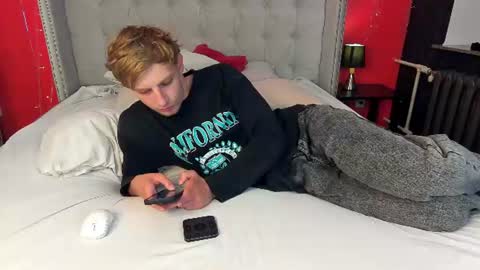 Snapshot of damonlux chatting on June 2026 08:33:01 PM Damon online show from June 2026 08:33:01 PM