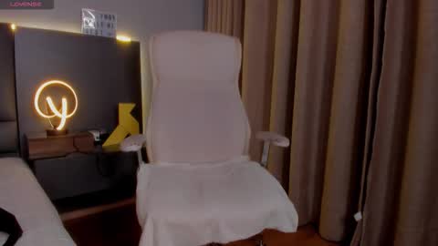 Snapshot of damonsantos chatting on December 2025 10:19:01 AM D A M O N online show from December 2025 10:19:01 AM