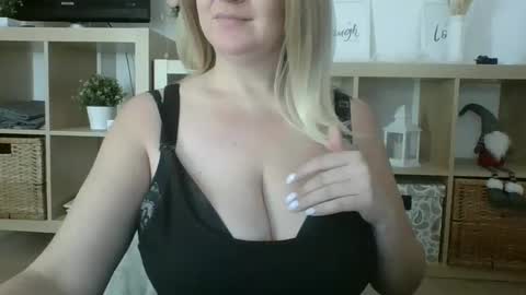 Snapshot of danahotmilf chatting on February 2025 08:05:02 AM DanaHotMILF online show from February 2025 08:05:02 AM