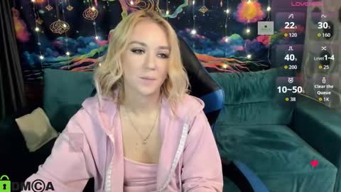 Snapshot of dances_queen chatting on December 2025 07:57:02 AM dances_queen online show from December 2025 07:57:02 AM