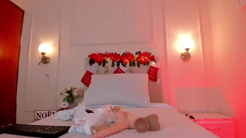 Snapshot of dani_skinny_ chatting on December 2024 02:44:01 PM Hi I am Dani online show from December 2024 02:44:01 PM