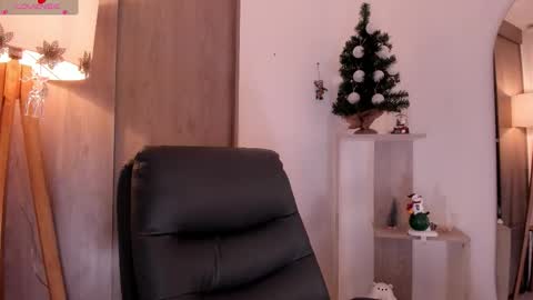 Snapshot of daniellerose_ chatting on December 2025 11:03:02 PM Danielle Rose online show from December 2025 11:03:02 PM