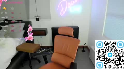 Snapshot of dannidaniels chatting on December 2024 10:25:02 PM DANNI DANIELS online show from December 2024 10:25:02 PM