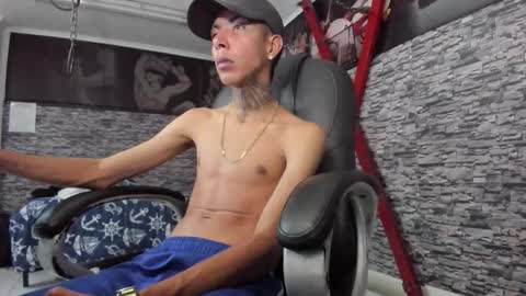 Snapshot of darikson_boy_ chatting on November 2025 10:53:02 PM Darikson online show from November 2025 10:53:02 PM