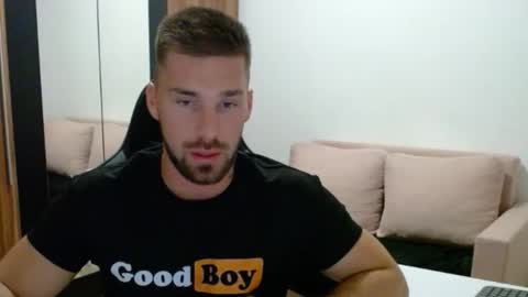 darius_94 online show from November 2025 05:24:01 PM