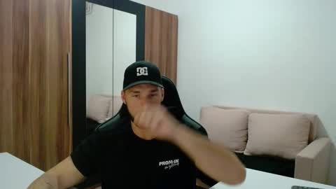 darius_94 online show from November 2025 04:42:02 PM