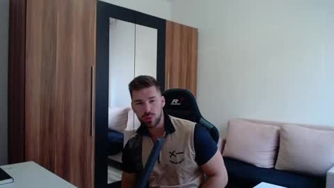 darius_94 online show from April 2026 04:37:01 AM