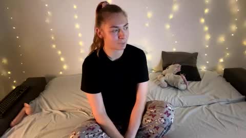 kisses4u  thanks follow me i like new follow  online show from December 2024 10:43:02 PM