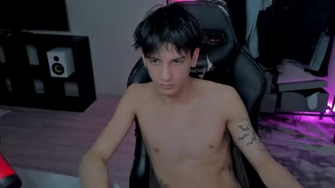 Snapshot of davisross chatting on February 2025 11:25:02 PM davis online show from February 2025 11:25:02 PM