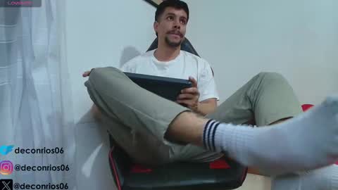 Snapshot of deconrios chatting on November 2025 01:28:01 AM Santiago online show from November 2025 01:28:01 AM