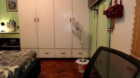 Snapshot of deliciosats chatting on December 2025 01:57:02 AM Mercedes online show from December 2025 01:57:02 AM