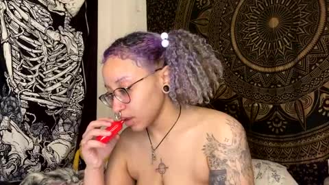 Snapshot of deluxxxeblu chatting on January 2025 04:10:01 AM TankinBody online show from January 2025 04:10:01 AM