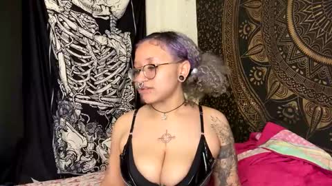 Snapshot of deluxxxeblu chatting on January 2025 08:15:01 AM TankinBody online show from January 2025 08:15:01 AM