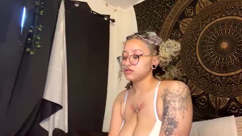 Snapshot of deluxxxeblu chatting on February 2025 05:07:02 PM TankinBody online show from February 2025 05:07:02 PM