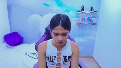 Snapshot of demi_leed chatting on November 2025 11:43:02 AM DEMI online show from November 2025 11:43:02 AM